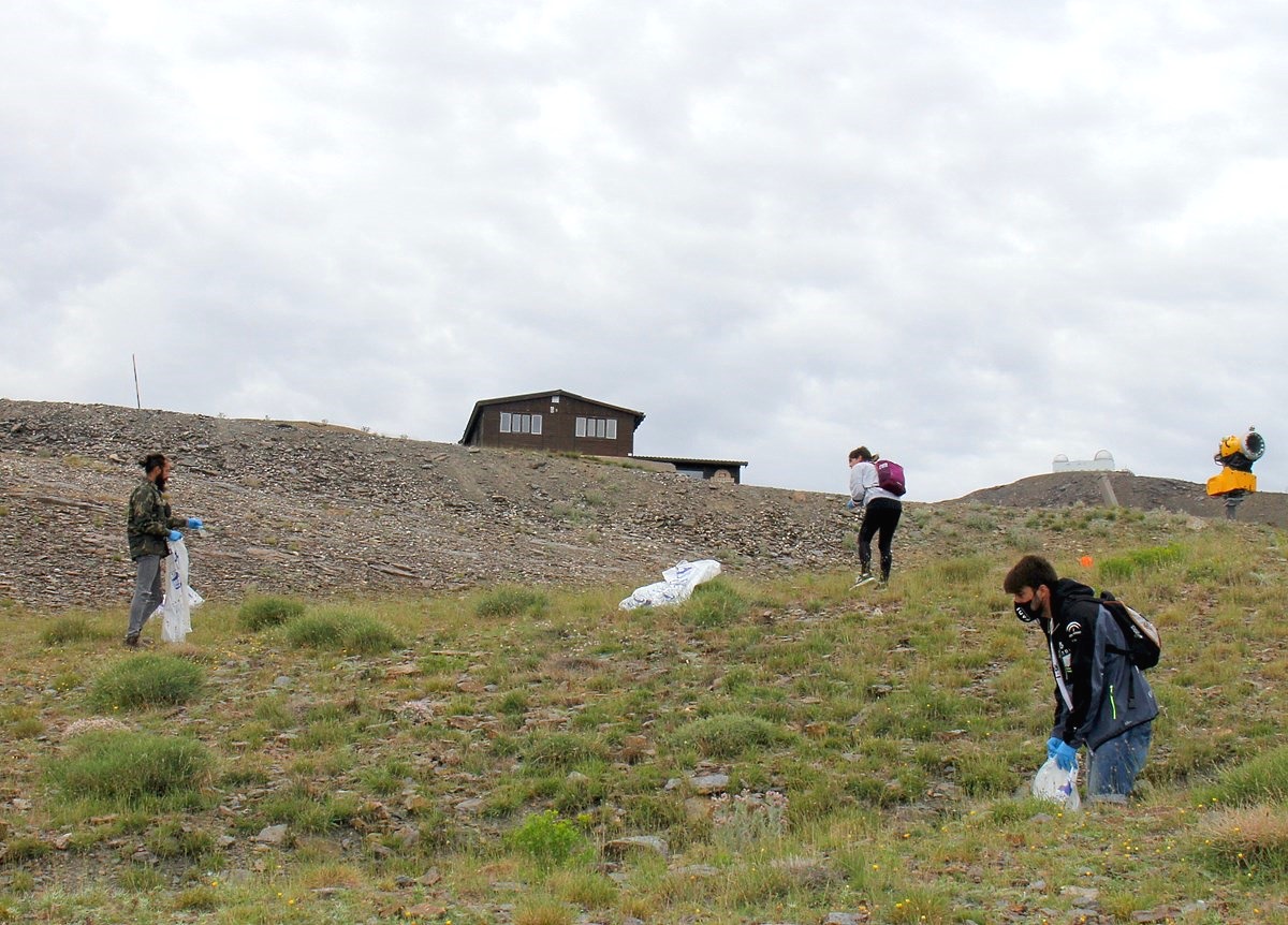 Operación limpieza en Sierra Nevada antes del inicio de la temporada de verano