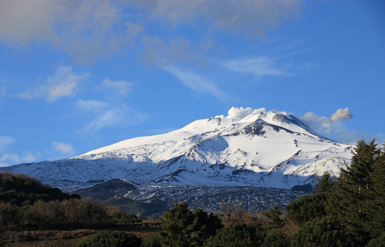 El Mt. Etna, el mayor volcán activo de Europa, crece 30 metros hasta los 3.357 