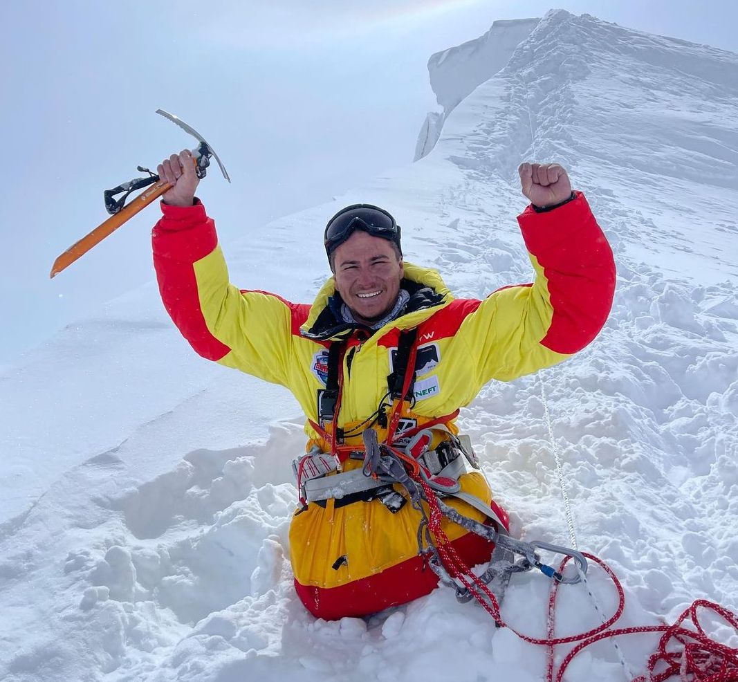 Un escalador ruso doblemente amputado de piernas hace cima en la octava montaña más alta del mundo