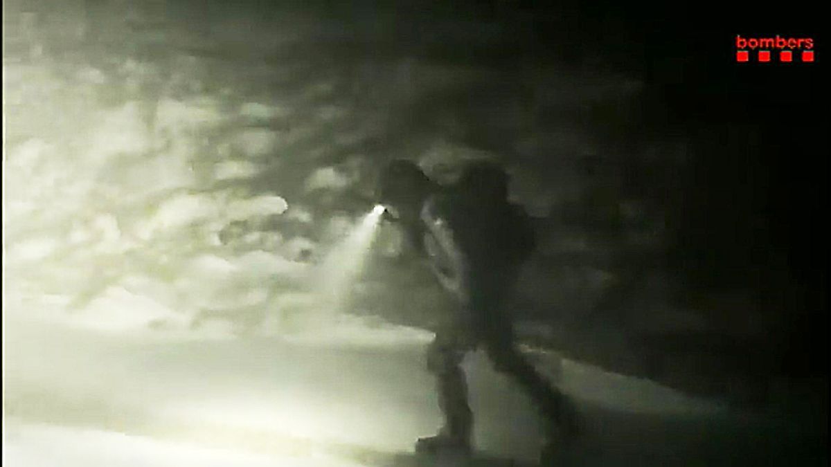 Los bomberos rescatan a ocho excursionistas entre el frío y la nieve en Catalunya