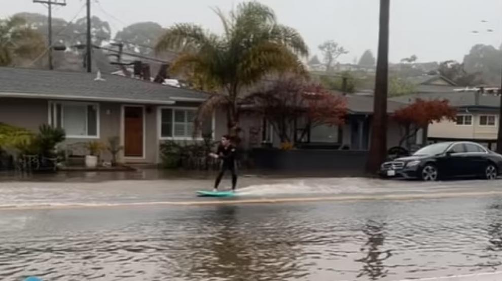 Esquí acuático por las calles tras las fuertes lluvias en California