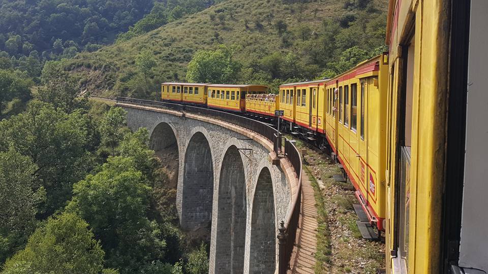 Vuelve el tren amarillo: un viaje por los paisajes Pirenaicos que quiere ser más que turístico