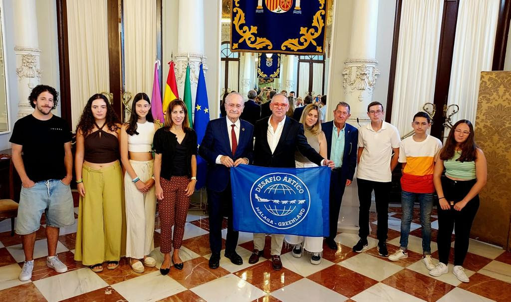 El alcalde de Málaga recibe a 'Desafío Ártico' antes de su expedición