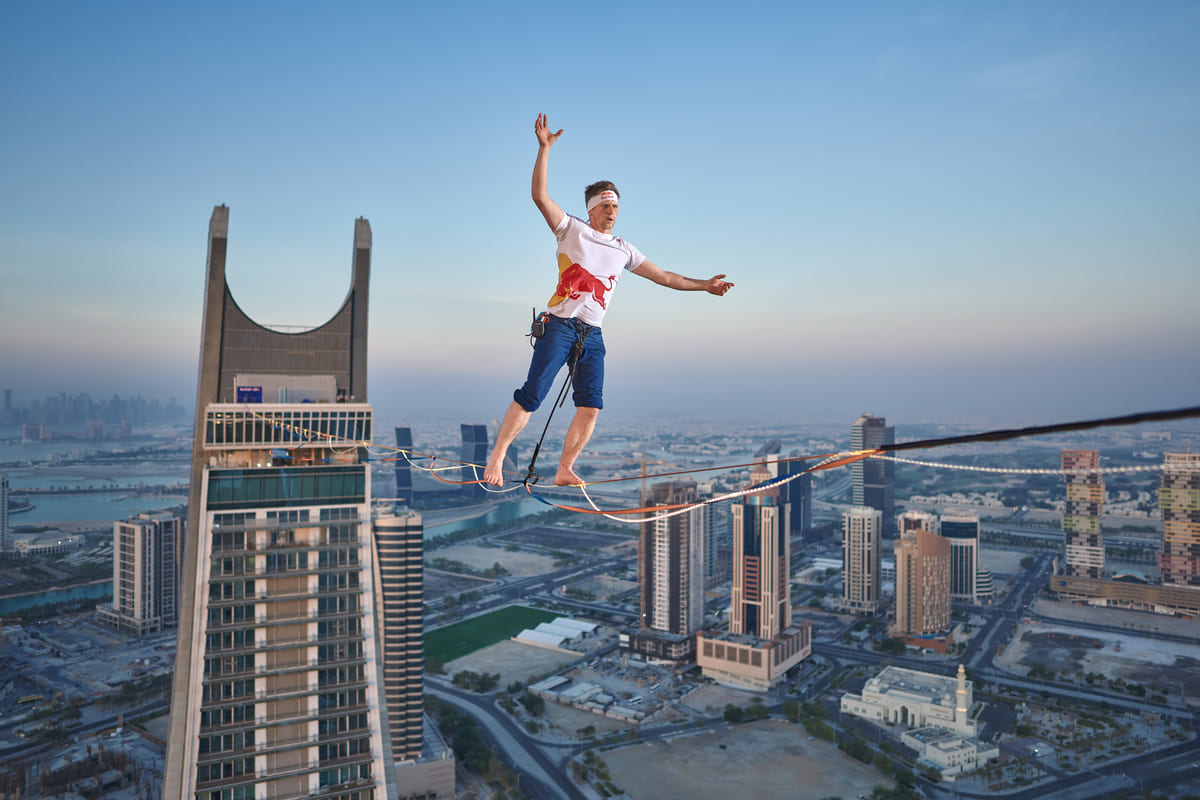 El nuevo récord de slackline LED más largo del mundo se consigue en Qatar