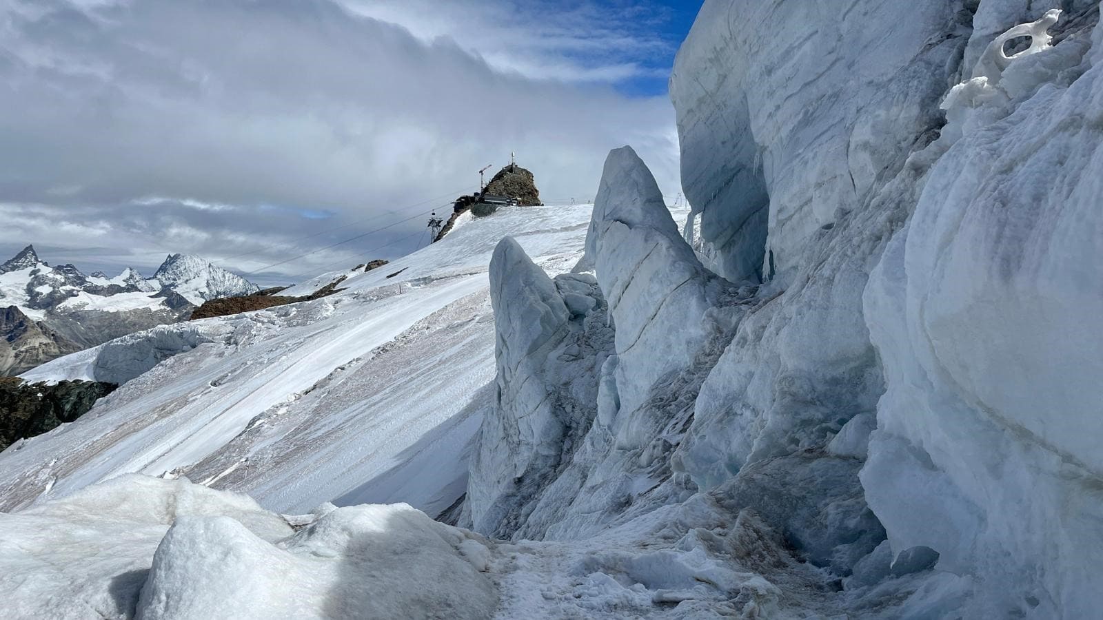 Encuentran el cuerpo del esquiador italiano desaparecido en un glaciar cerca de Zermatt