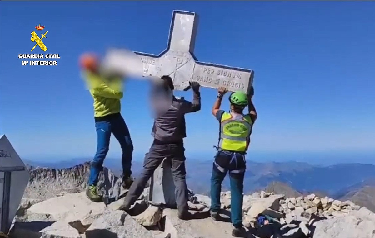 Imágenes del descenso en helicóptero de la cruz del Aneto para repararla