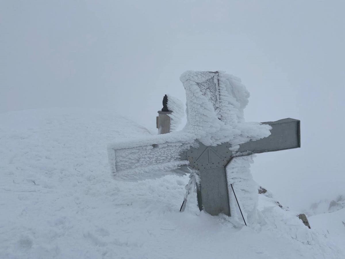 El Aneto perderá su icónica cruz este invierno