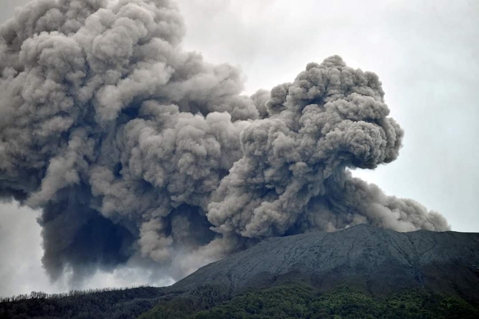 La erupción de un volcán en Indonesia deja 11 alpinistas muertos y 12 desaparecidos
