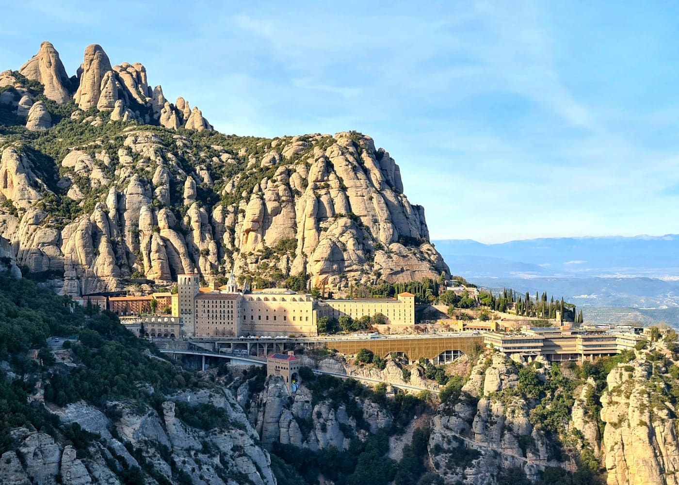 Descubre Montserrat de forma sostenible con el Cremallera y los Funiculares