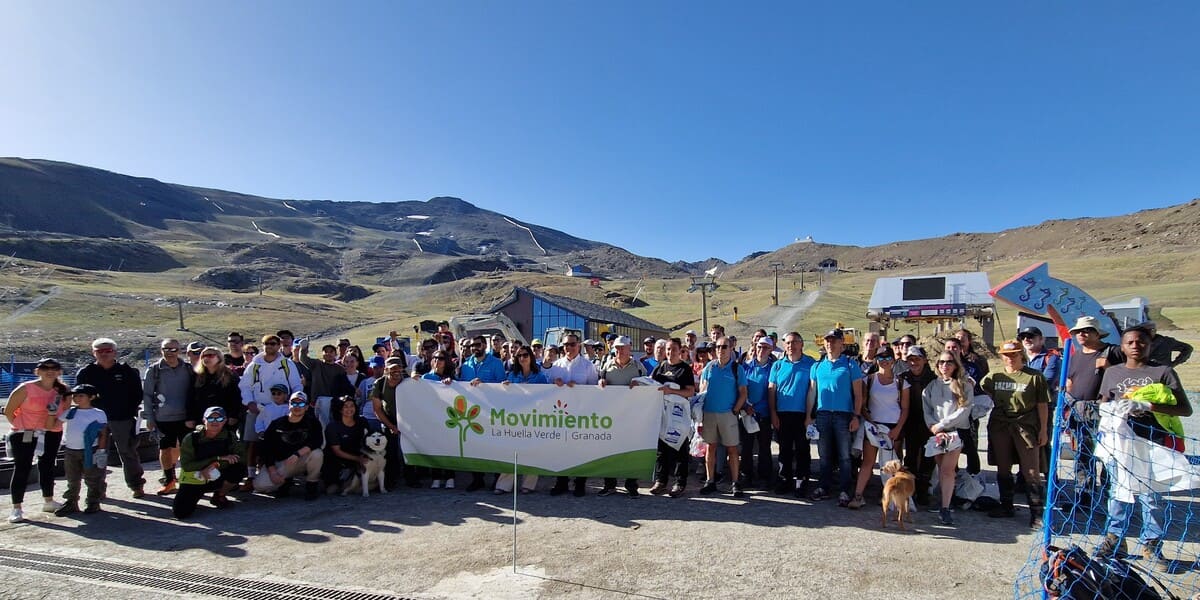 Voluntarios y personal de Cetursa limpian Sierra Nevada antes de la temporada estival