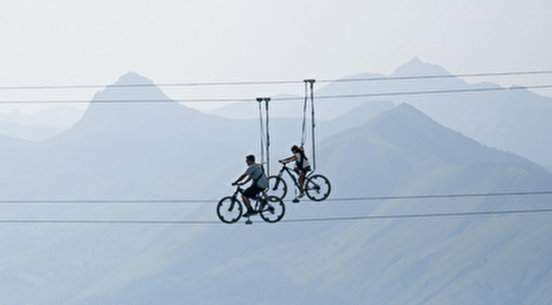 El Pirineo francés abre un bike park para pedalear por el cielo