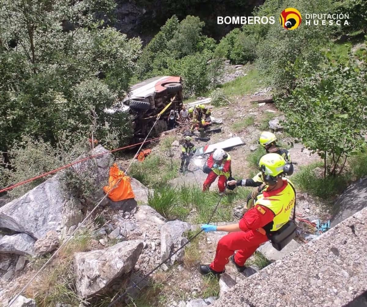 Accidente en el Pirineo: Microbús turístico se despeña y deja siete menores heridos