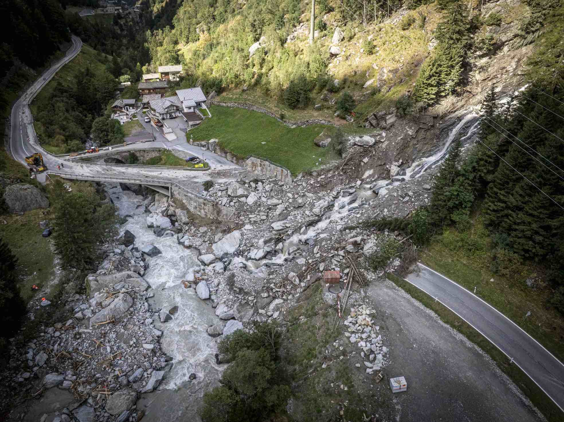 Suiza demuestra su capacidad de respuesta con la evacuación de 2.200 turistas en el valle de Saas