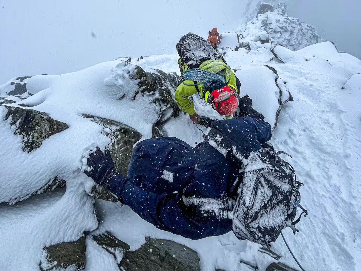 Dos alpinistas con zapatillas y pantalón corto sobreviven 14 horas bajo condiciones extremas en el Matterhorn 