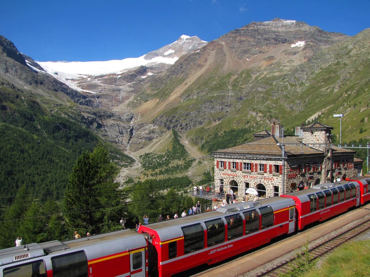 El Hotel secreto en los Alpes suizos que solo puedes visitar en tren