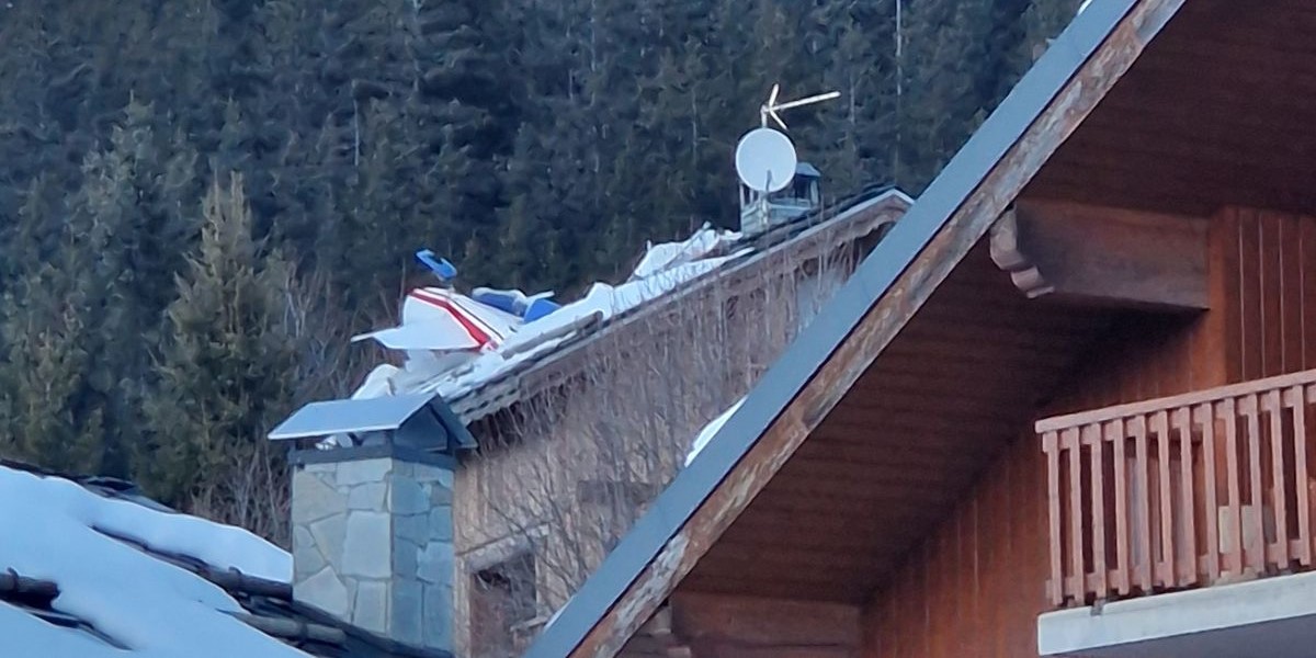 Una avioneta choca con dos parapentes y se estrella contra un chalet en los Alpes franceses