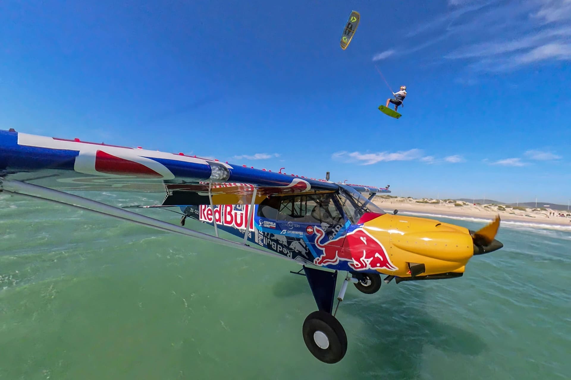 Primer salto en kitesurf por encima de un avión volando