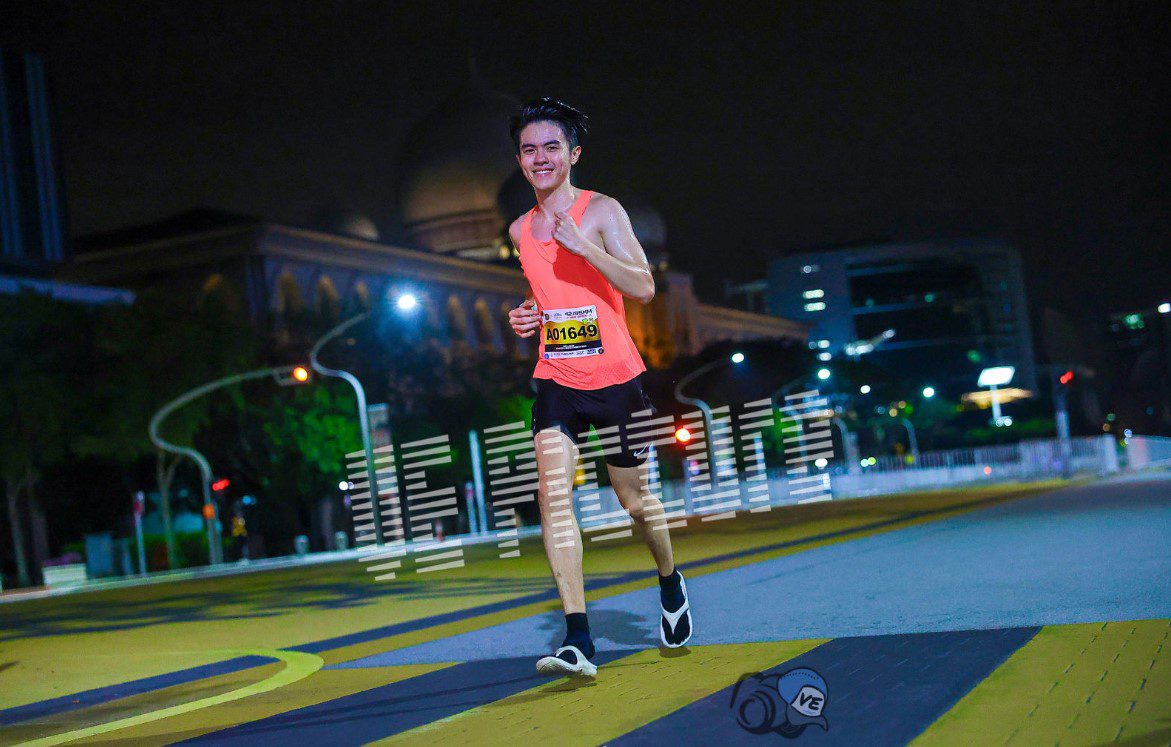 Corre una maratón en chanclas en apenas tres horas y sacude el mundo del atletismo