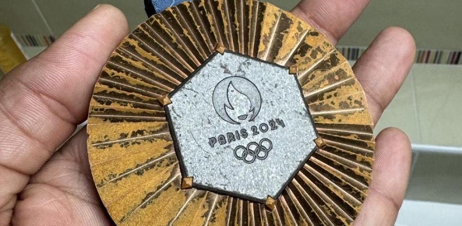 Las medallas de bronce de París 2024, en el ojo del huracán por su deterioro prematuro
