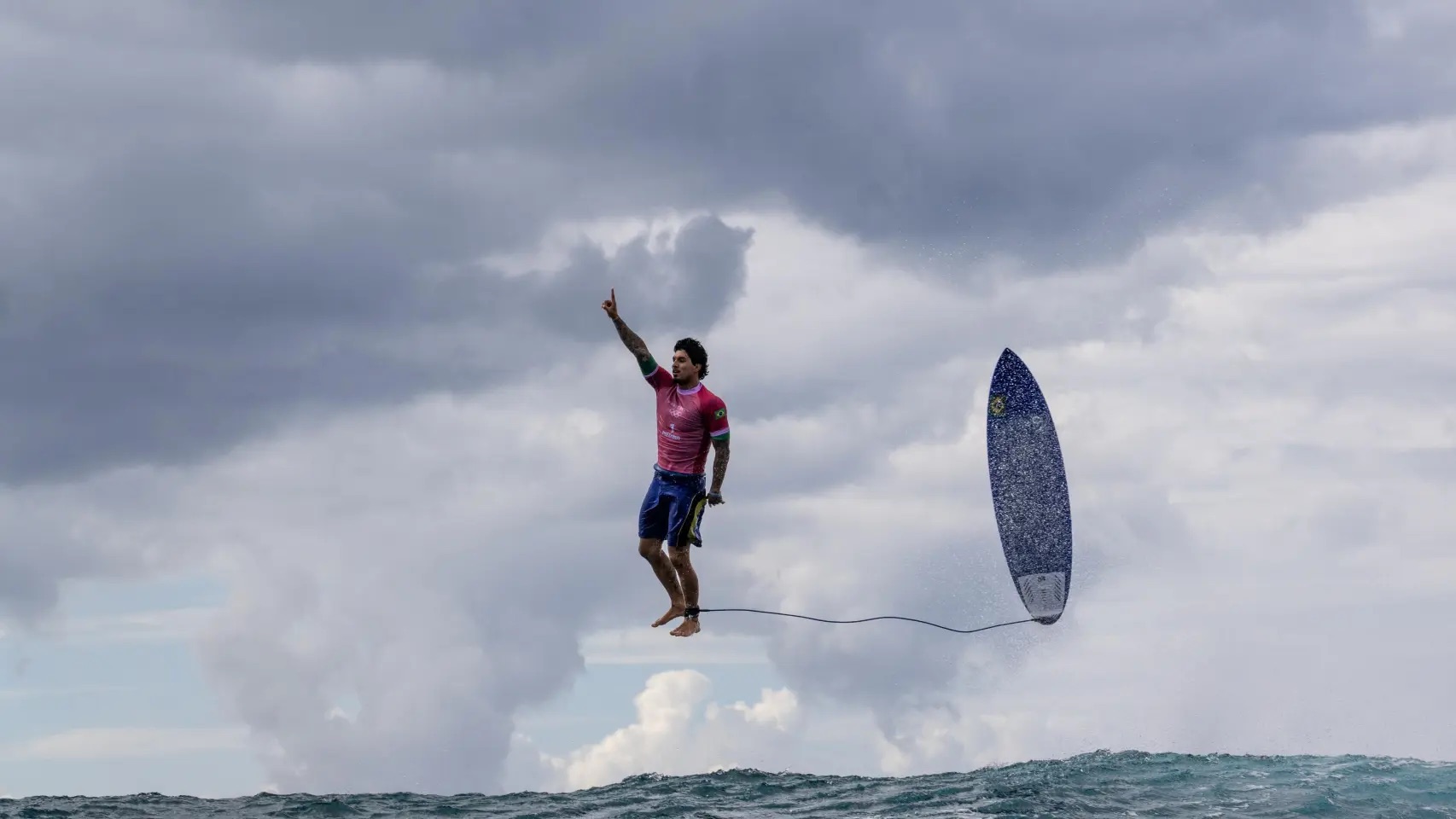 “El Momento Dorado” del surfista Gabriel Medina se consagra como la mejor foto de deportes del 2024