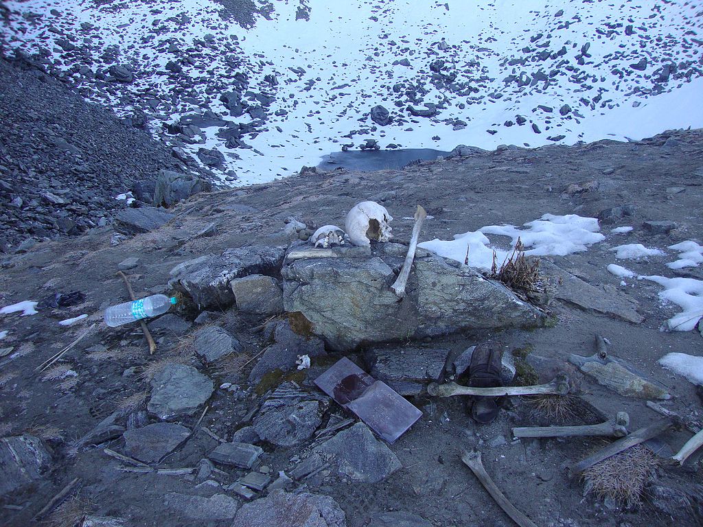 Roopkund: El enigma de las calaveras del Himalaya