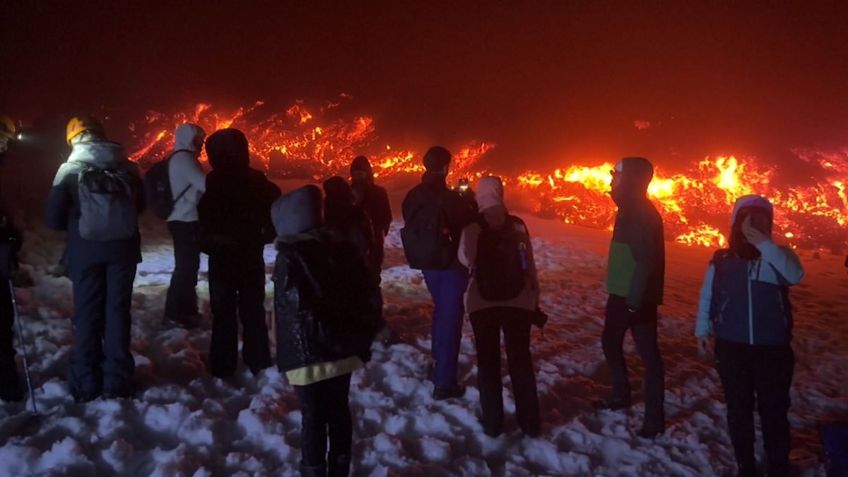 Miles de visitantes desafían la lava y el frío del Etna y se ponen en peligro