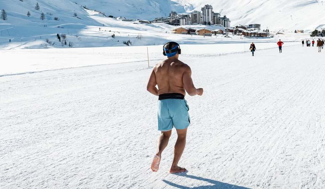  Quería correr 100 km descalzo sobre la nieve pero solo llega a 45 porque se le hielan los pies