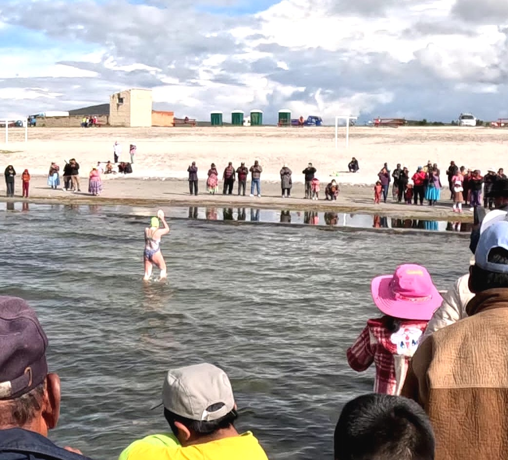 Tita Llorens conquista el Titicaca sin neopreno y firma un reto inédito a los 56 años