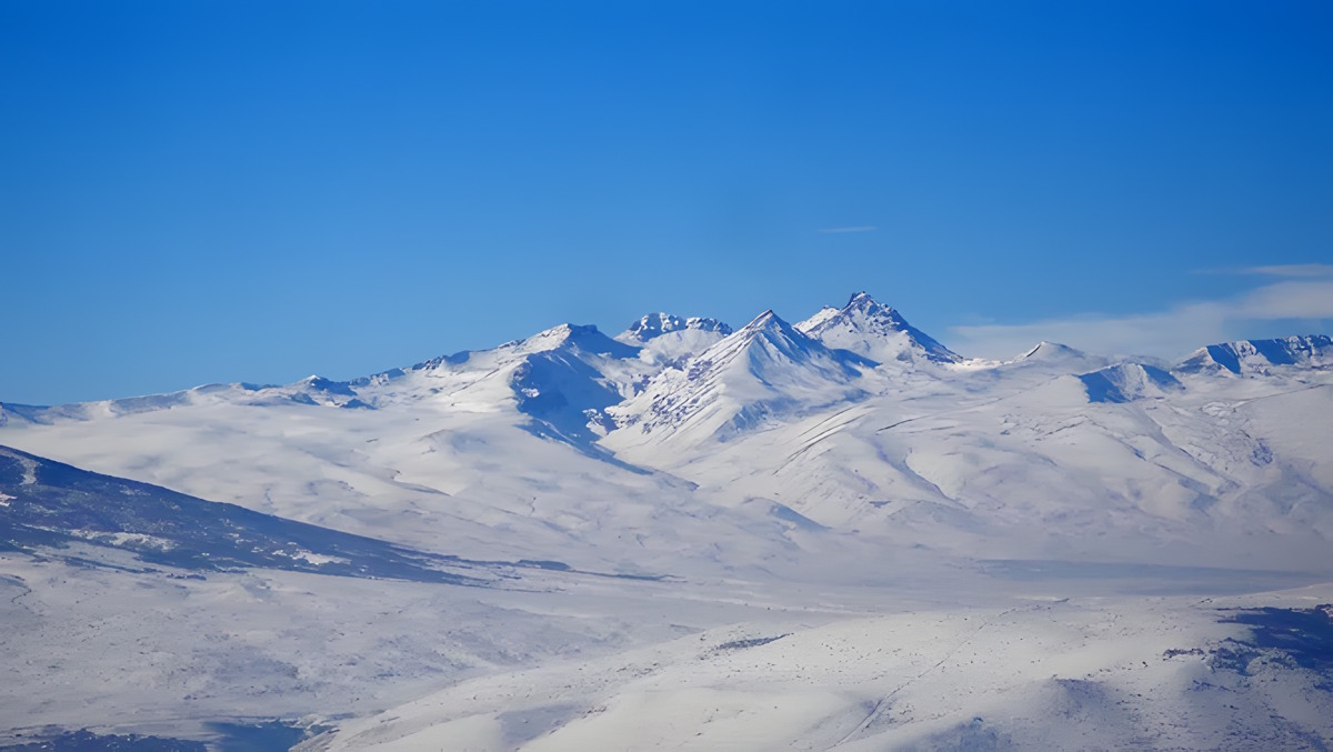 Hallan el cuerpo del alpinista catalán desaparecido tras una avalancha en Armenia