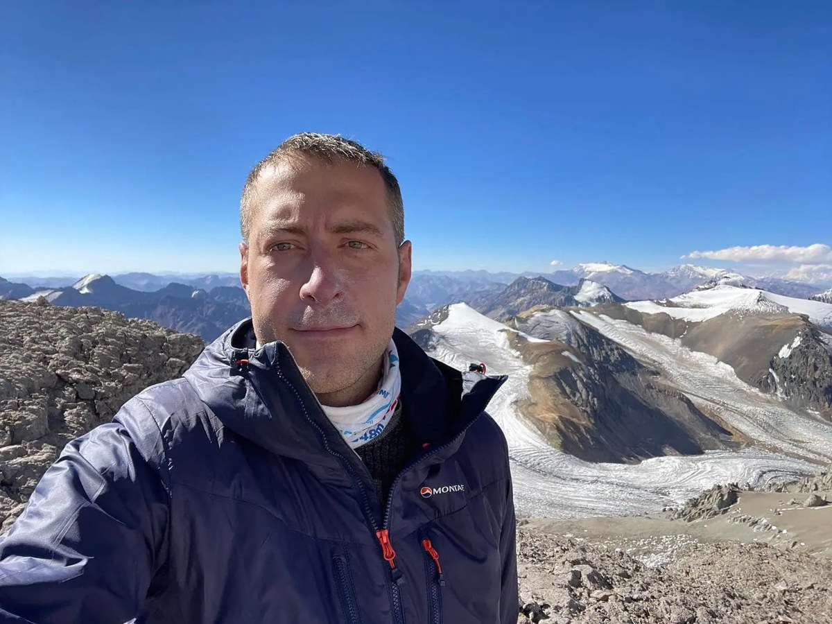 Andrew Ushakov bate el récord mundial de ascenso exprés al Everest desde el nivel del mar