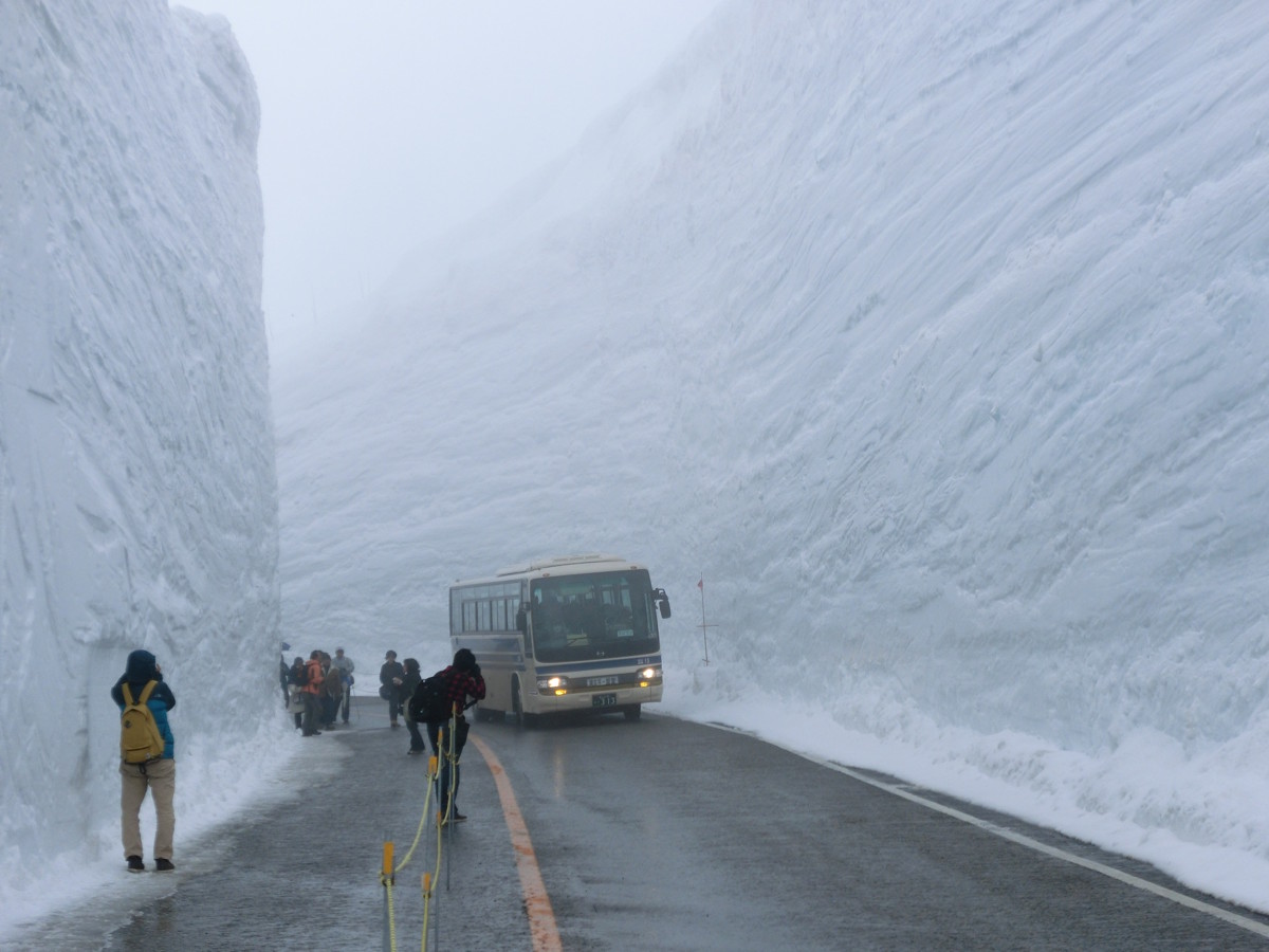 La Ruta Alpina Tateyama Kurobe reabrió con muros de nieve de hasta 16 metros de altura