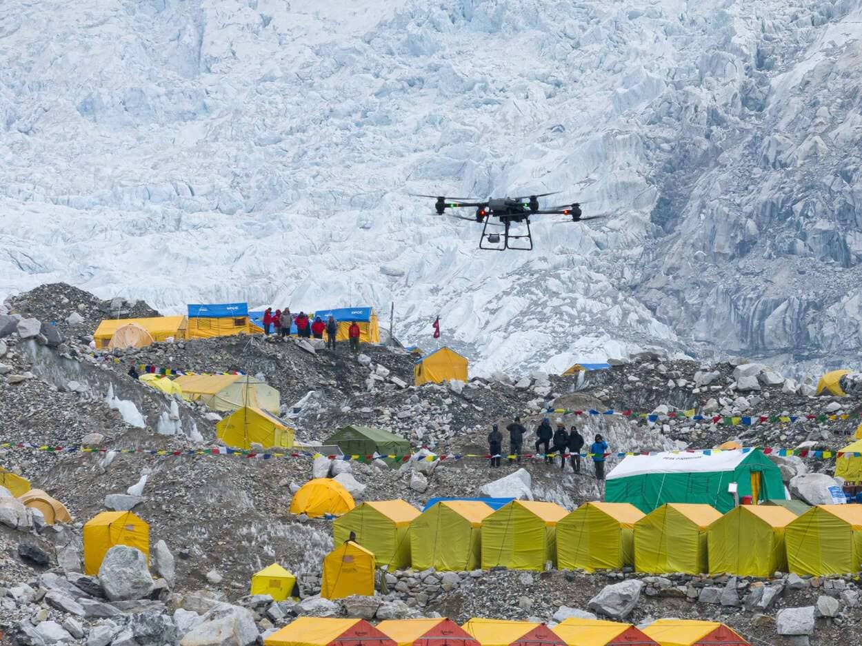 Los drones revolucionan las expediciones en el Everest