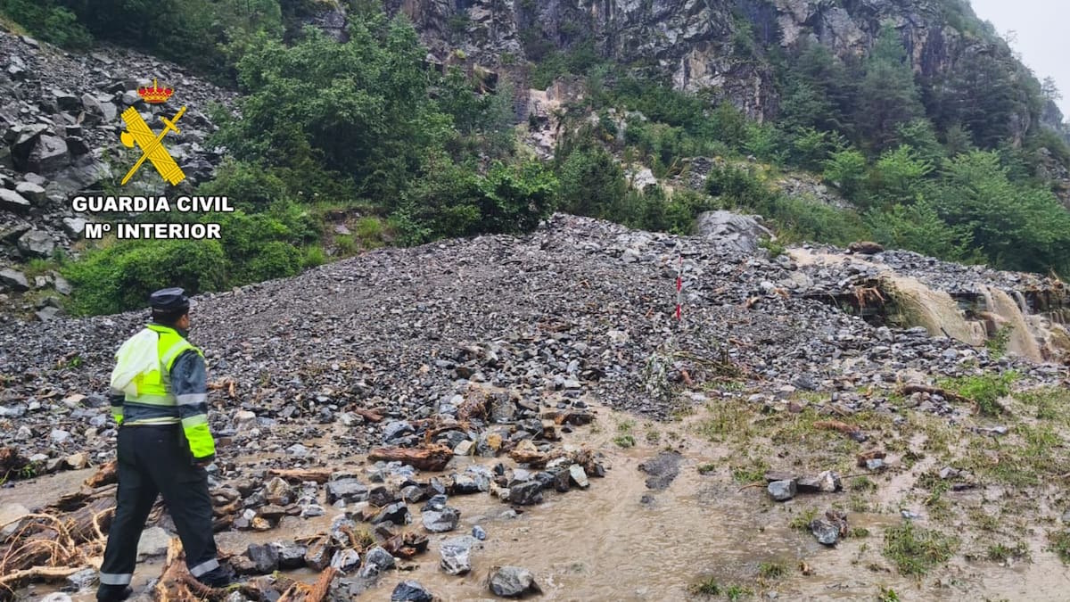 Vídeo: Un desprendimiento tras las lluvias obliga a cortar la carretera al Balneario de Panticosa