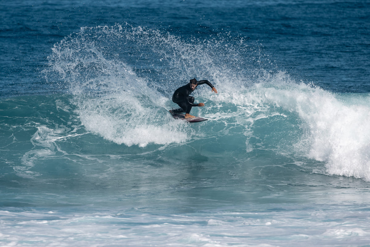 Matías Fernández instructor en Mojo, escuela de surf de Las Palmas de Gran Canaria. Fotografía: Lugares de Aventura. Autora: Júlia Miralles Larrègola.