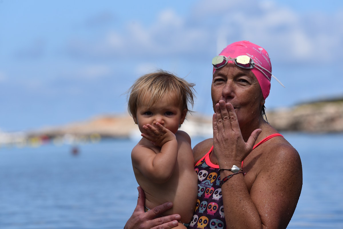 Tita con su nieta. Fotografía de Sisco Pons