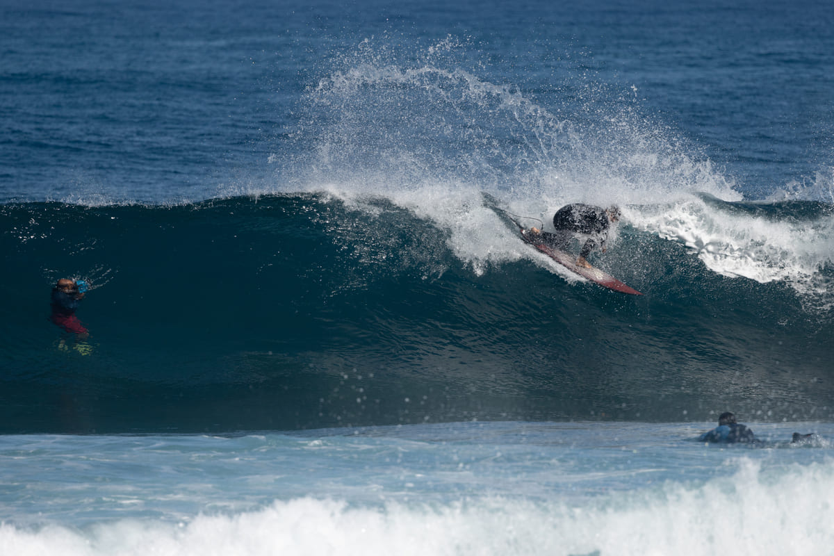 Javi Cutillas sacando una foto a una ola que hizo vibrar a todo surfista que estuviera en el agua y fuera, el surfista es Matías, el instructor de Mojo que acompaña a Llorenç en el agua. Fotografía: Lugares de Aventura. Autora: Júlia Miralles Larrègola.