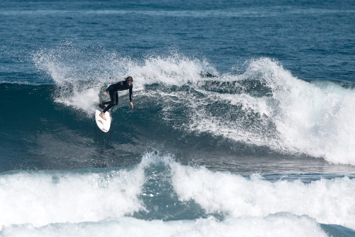 Llorenç surfeando. Fotografía: Lugares de Aventura. Autora: Júlia Miralles Larrègola.