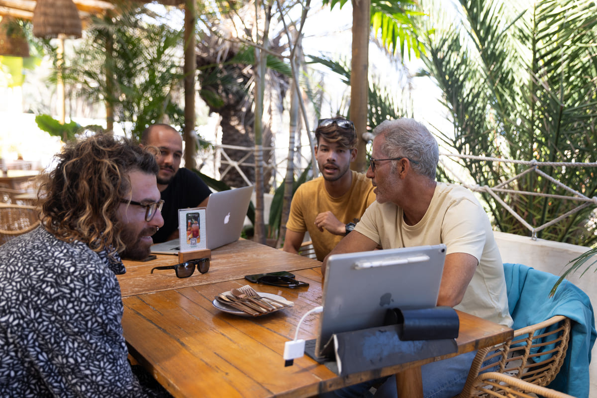 Video corrección y almuerzo. En la mesa: Eduardo Acosta, Matías Fernández, Javi Cutillas y Llorenç BInimelis. Fotografía: Lugares de Aventura. Autora: Júlia Miralles Larrègola.