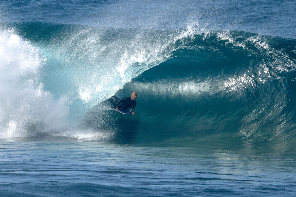 Disfrutamos de ver a Amaury Lavernhe entrenando y disfrutando en “El Frontón”. Es un BodySurfer profesional francés, ahora ya local de Gran Canaria. Fotografía: Lugares de Aventura. Autora: Júlia Miralles Larrègola.