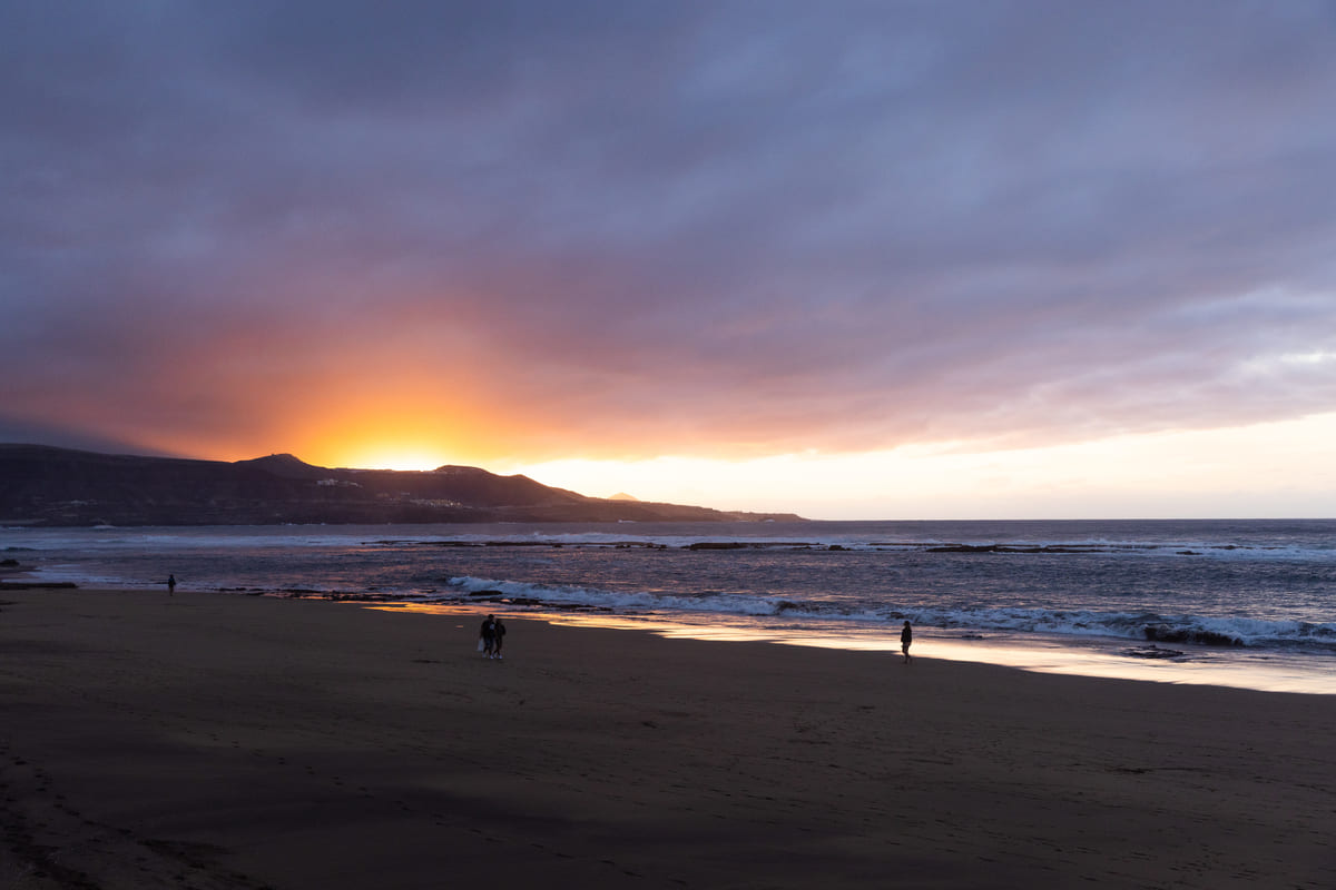 La playa de las canteras en una de las mejores puestas de sol que nos regaló Las Palmas de Gran Canaria. Fotografía: Lugares de Aventura. Autora: Júlia Miralles Larrègola.