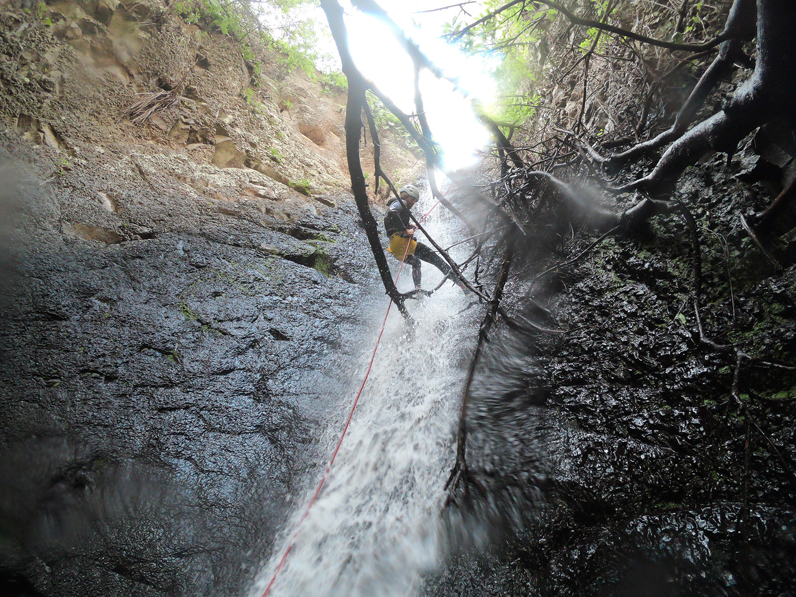 Llorenç Binimelis descendiendo el primer rappel. Fotografía: Lugares de Aventura. Autora: Júlia Miralles. 