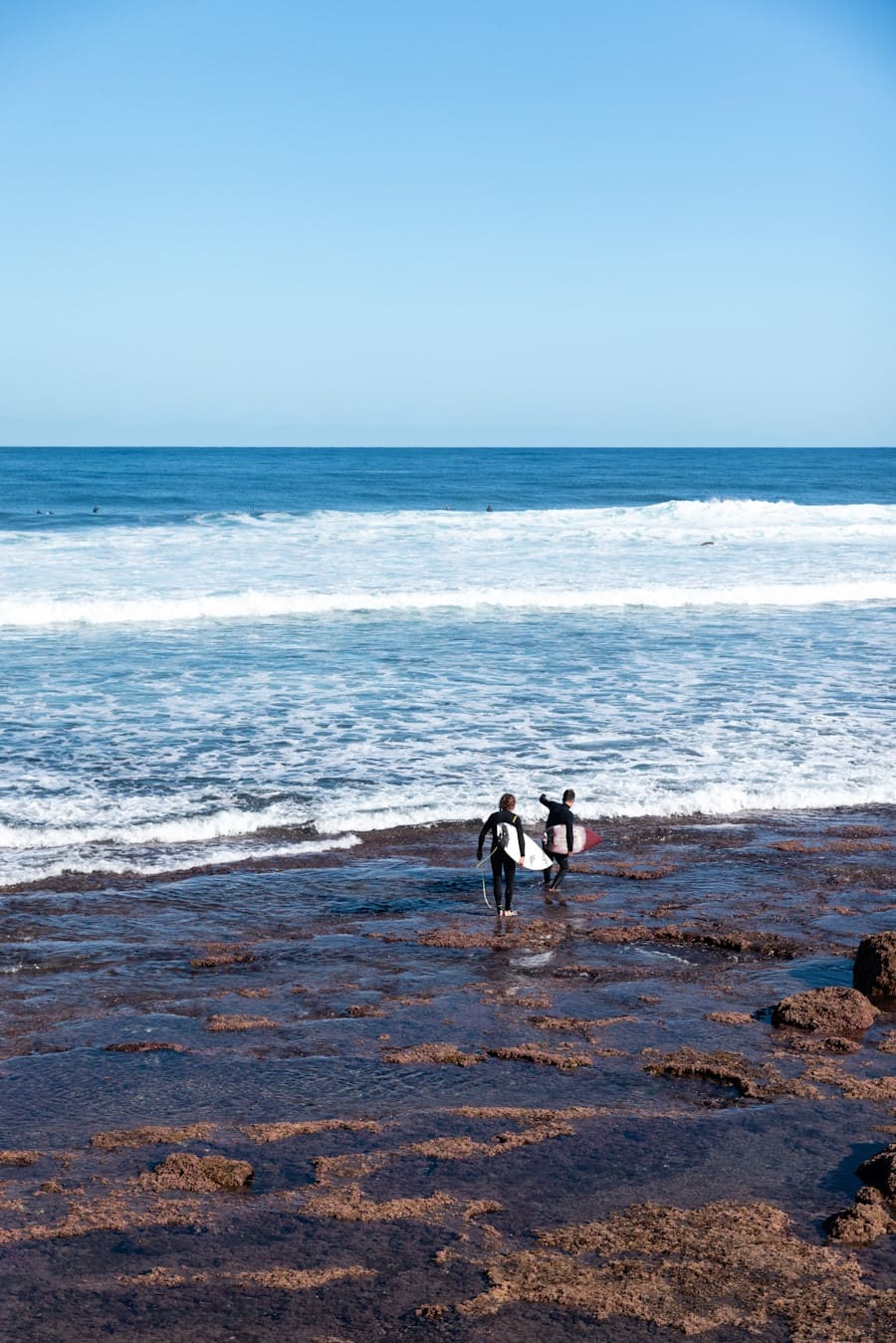 Matías y Llorenç entrando al agua. (Fotografía: Júlia Miralles Larrègola)