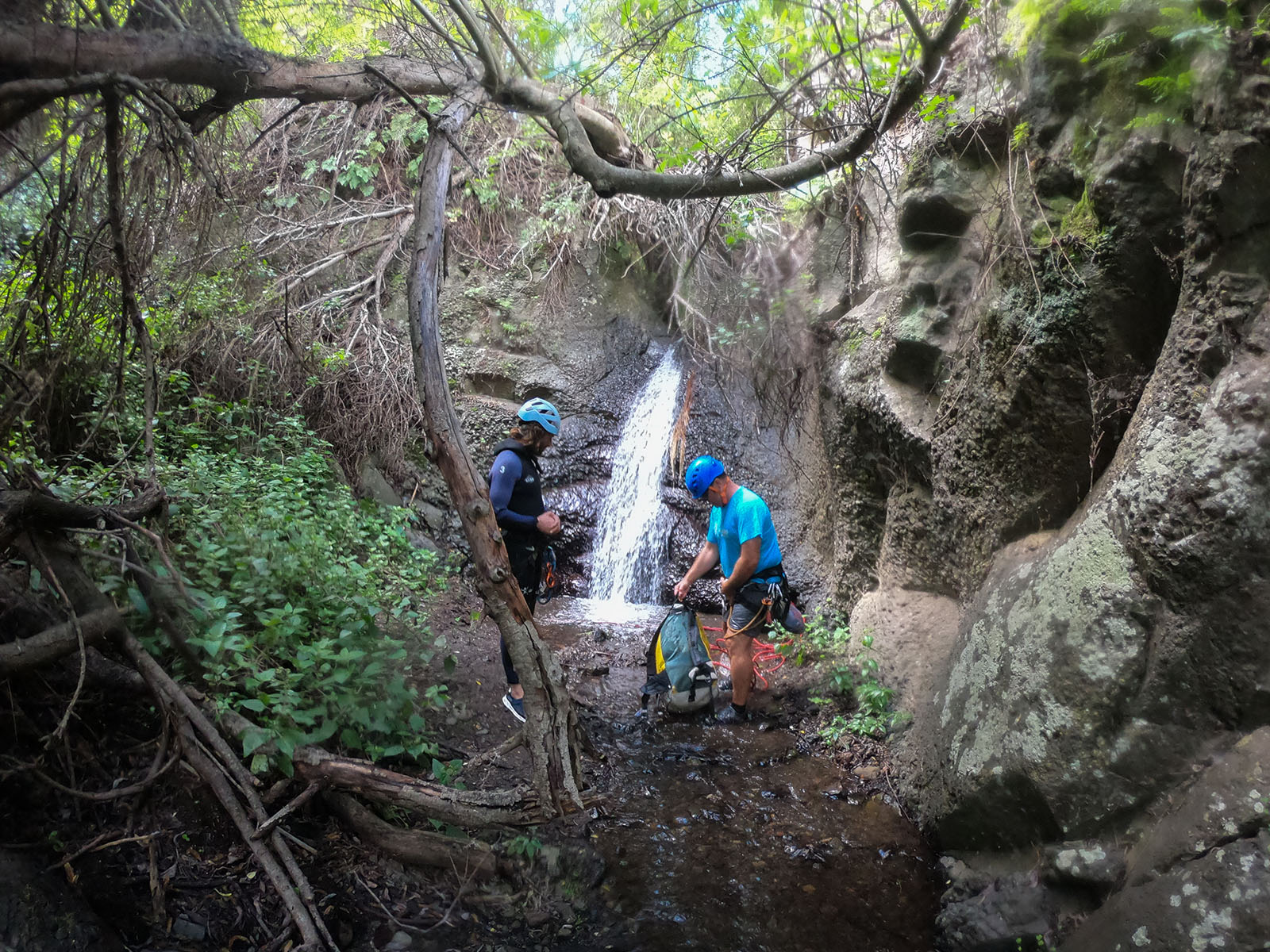 Víctor, nuestro guía, recogiendo la cuerda después de una cascada. Fotografía Lugares de Aventura. Autora: Júlia Miralles. 