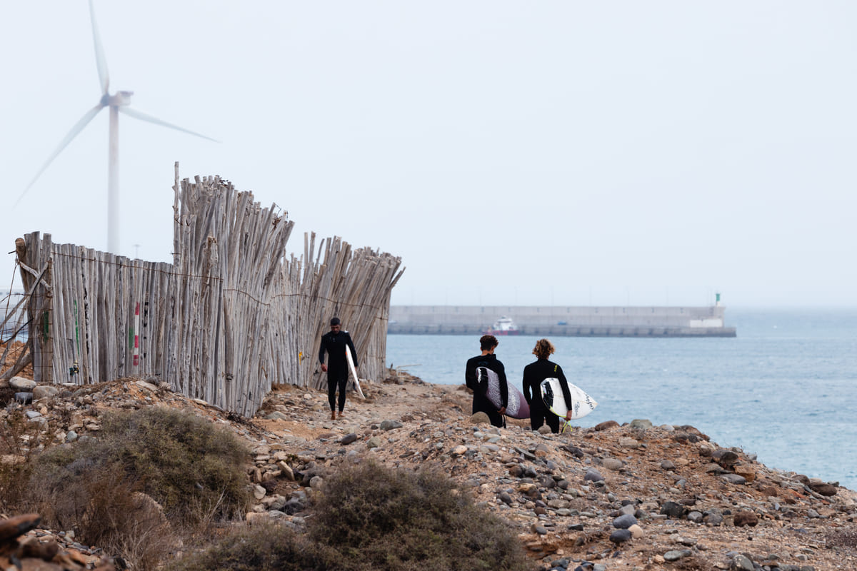 Matías y Llorenç dirigiéndose al agua. Fotografía: Lugares de Aventura. Autora: Júlia Miralles Larrègola.