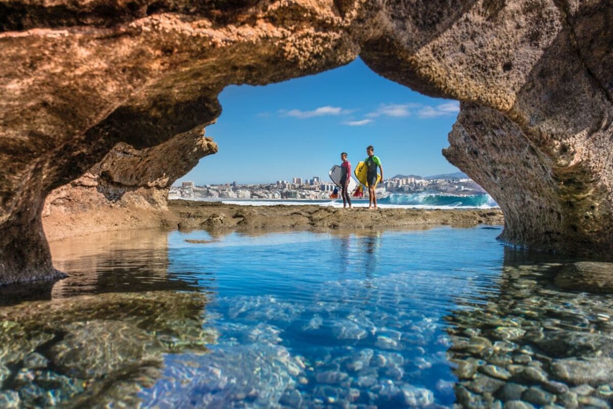 Dos personas con Body Board en Las Palmas de Gran Canaria. © Turismo de Gran Canaria.