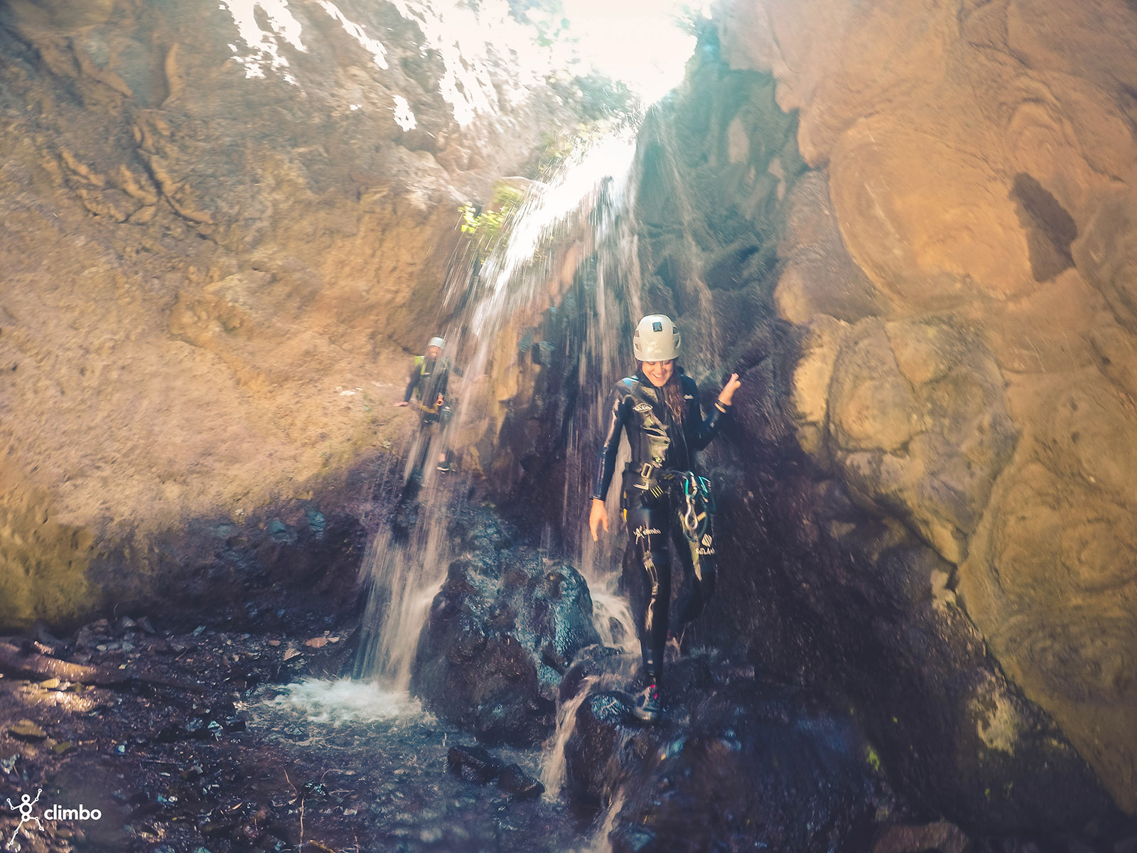 Júlia Miralles y Llorenç Binimelis en la última cascada del barranco con caras de felicidad y bien frescos para la vuelta. Fotografía de Víctor España.