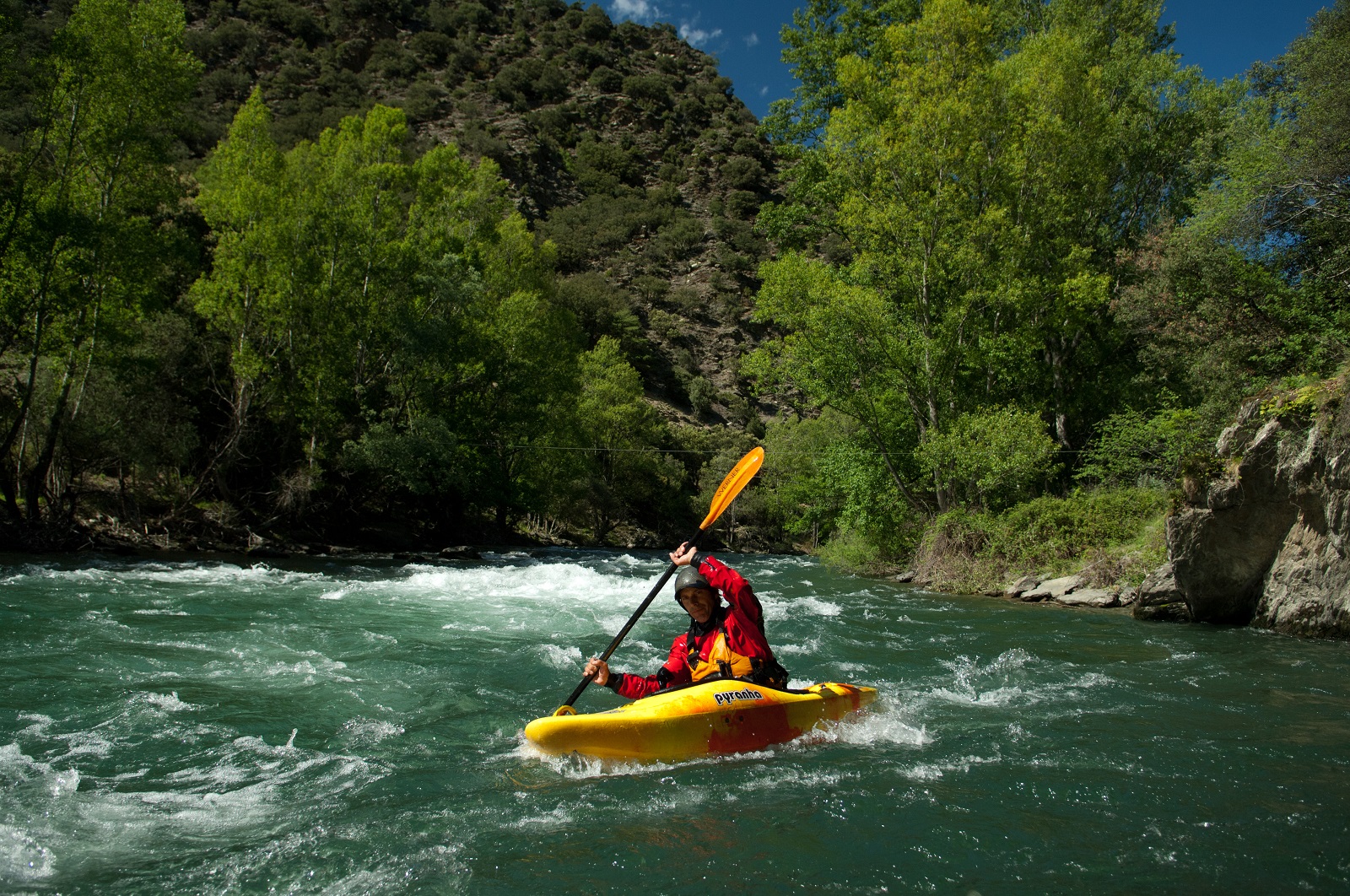 Kayak en la Noguera Pallaresa. (Foto Rapahel Thiebaut).