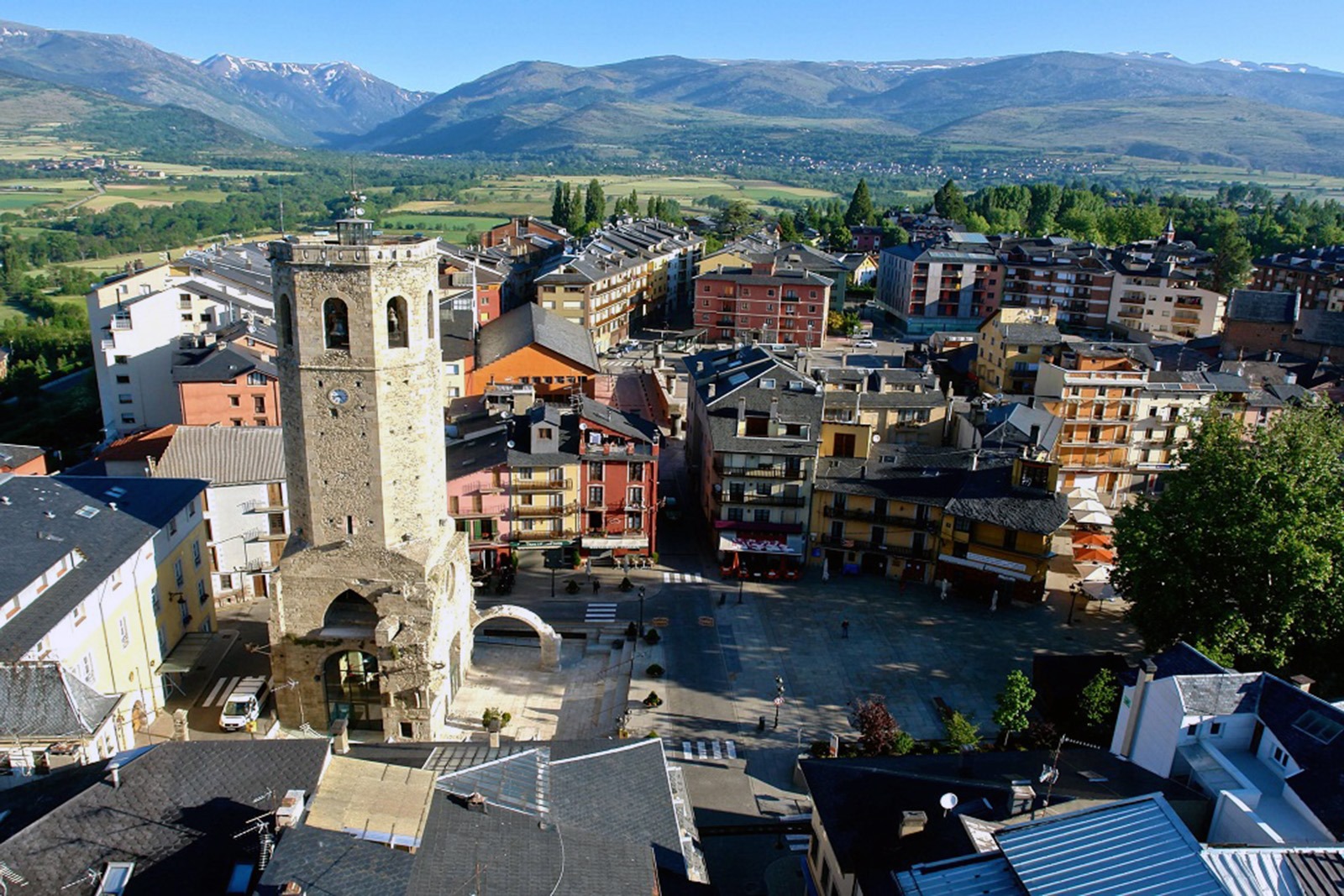 Puigcerdà-plaza-campanario-360-lugaresdeaventura-turismo-puigcerdà