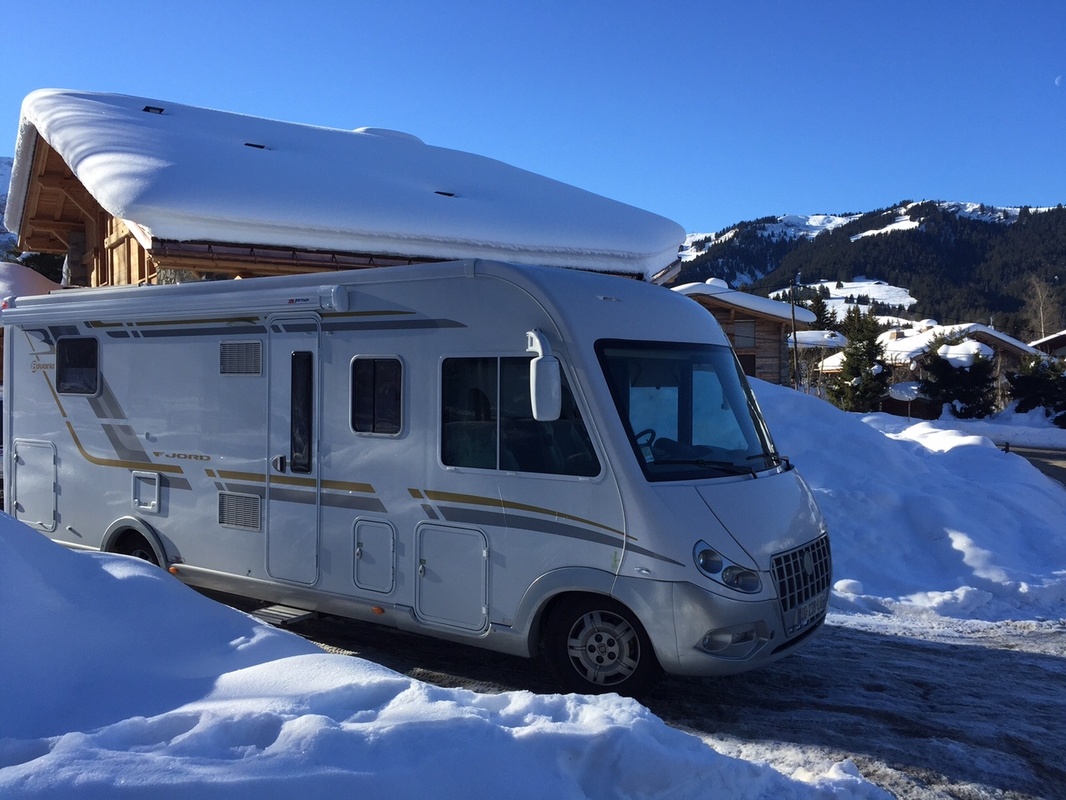 autocaravana en la nieve