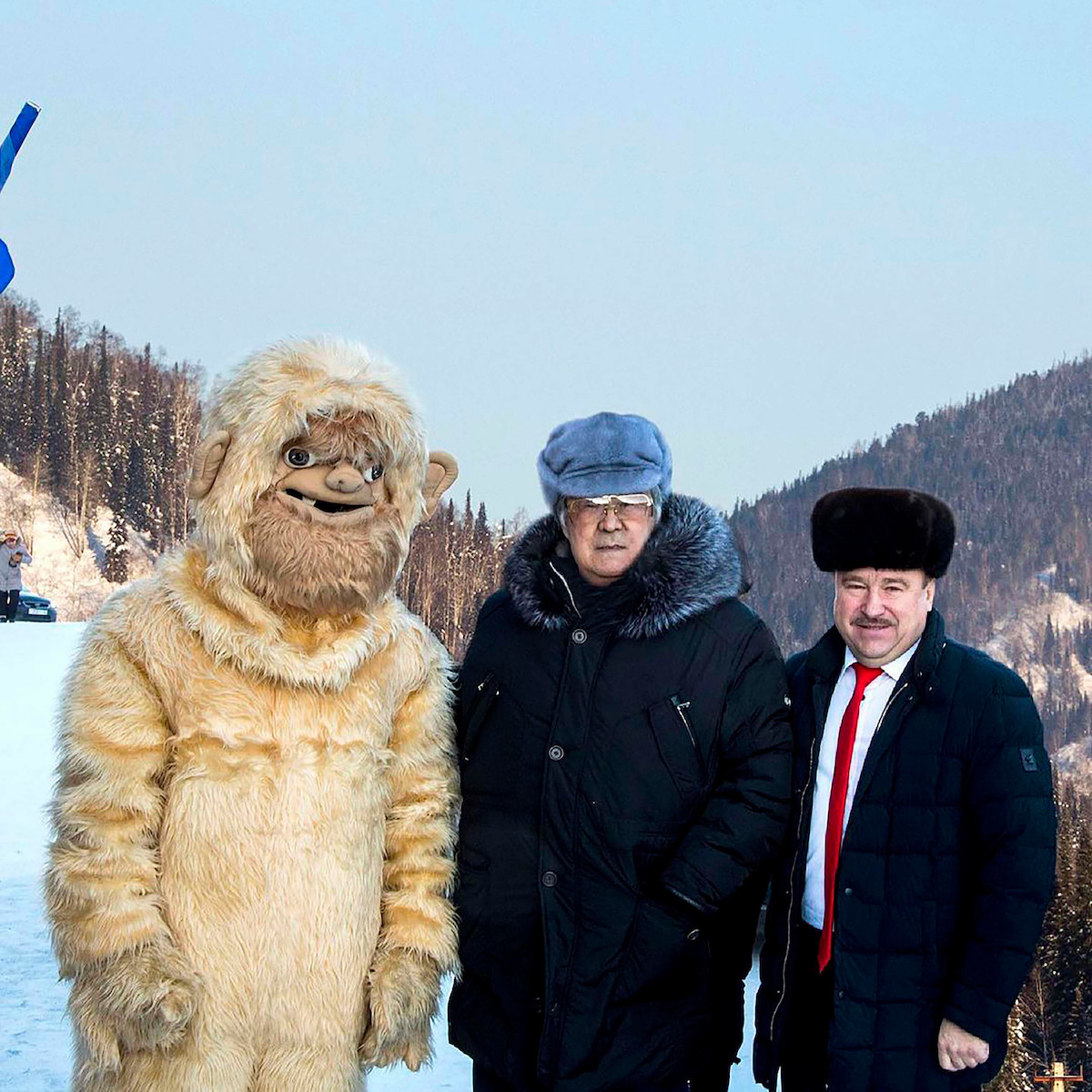 Aman Tuleev con Vladimir Makuta (derecha) y un hombre vestido con traje de yeti.